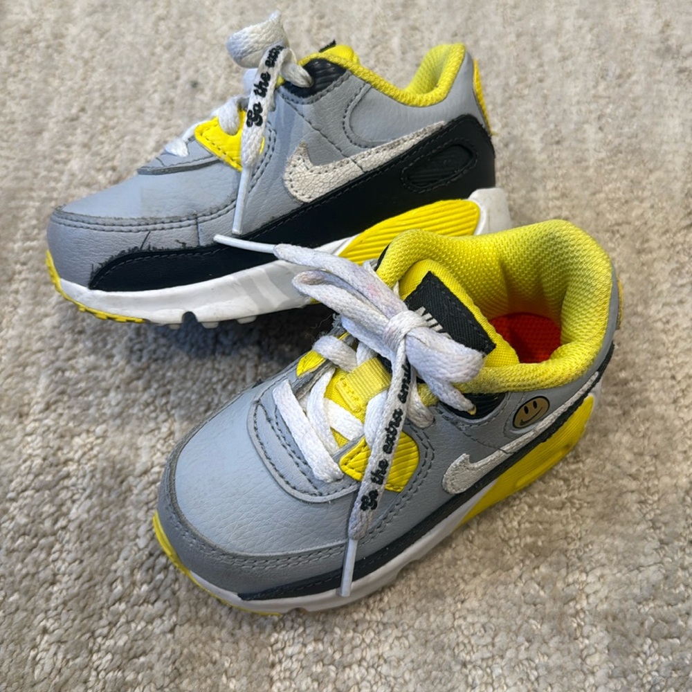 Nike Air Max “go the extra smile” sneakers